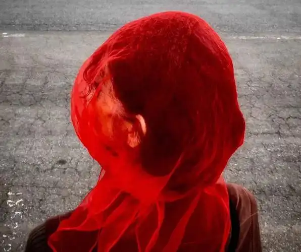 【今天大风后天降雨】天津阿姨头上的丝巾,能对抗七级妖风,能引领国际