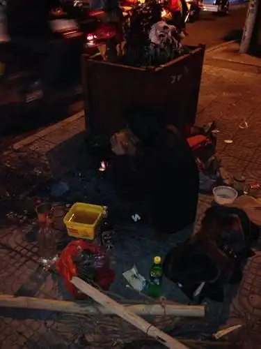 喝酒,如此的胆量,真是令哥佩服,一杯一杯的悠哉悠哉的干着小酒,真是