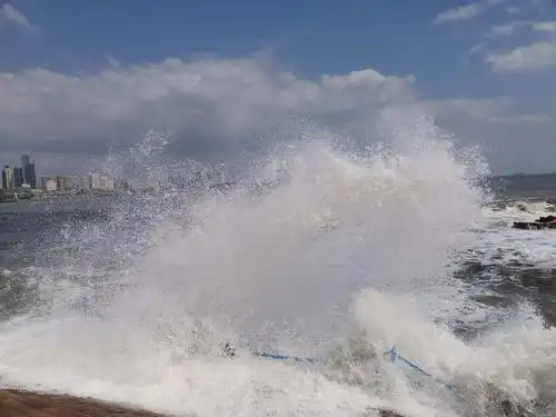 台风相助青岛海浪之美