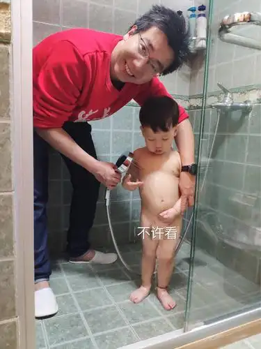 在家里,奶奶(祖母)浴盆里放好水,我自己洗澡澡.