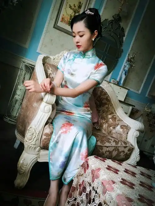 宋轶旗袍,身姿曼妙肢体纤细,女人味十足.