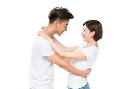 快乐的年轻情侣照片