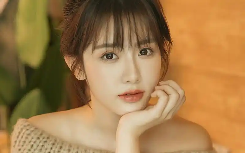 露肩毛衣美女图片壁纸(6/9)