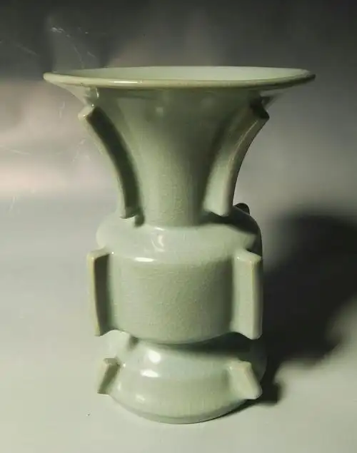 名称:汝窑出戟尊 年代:宋代 尺寸:高20厘米 特征:器身内外匀施青灰色