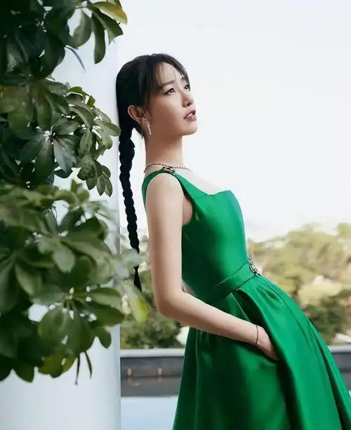 白百何笑容灿烂,绿裙穿出自信魅力