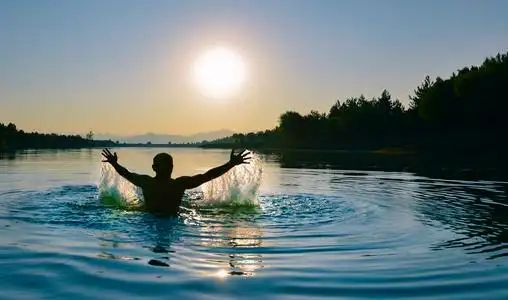 在冰冷的海水里游泳 & 日出游泳且精力充沛照片