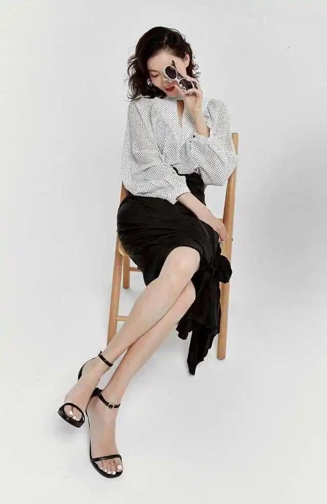 高露和佟丽娅同框,同穿衬衫知性又温柔,成为女性穿搭模板