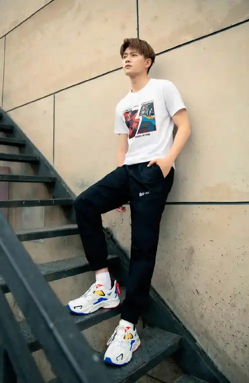 任嘉伦休闲帅气街拍图片33