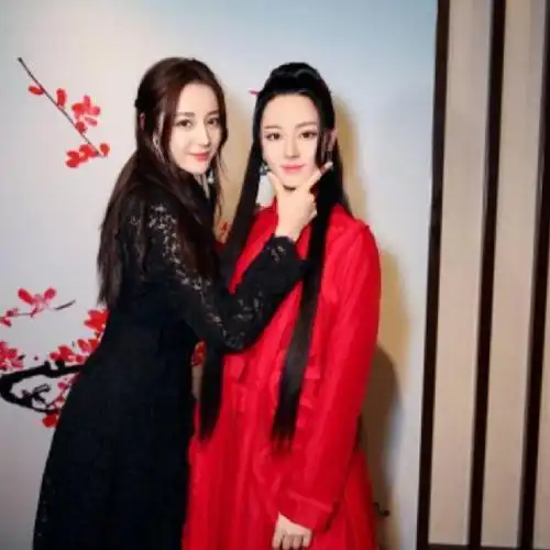 迪丽热巴pk关晓彤_易烊千玺当天公开跟迪丽热巴表白