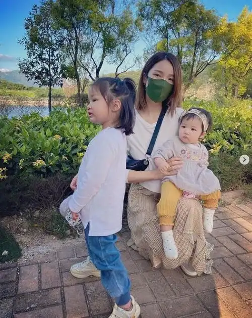 王祖蓝夫妇陪女儿过万圣节2岁天韵长势喜人长相随爸身高随妈