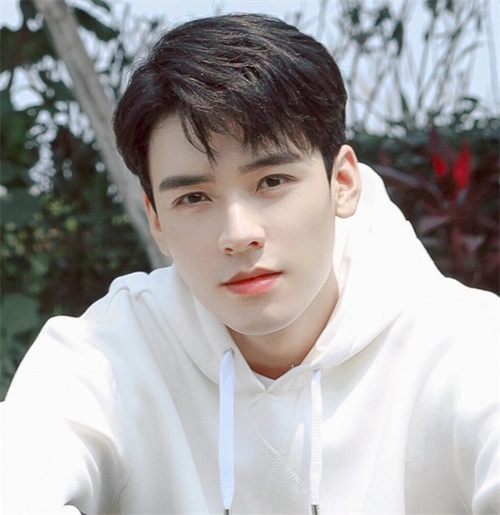 龚俊最新发型图片 帅气得无可挑剔_明星发型 - 美发站