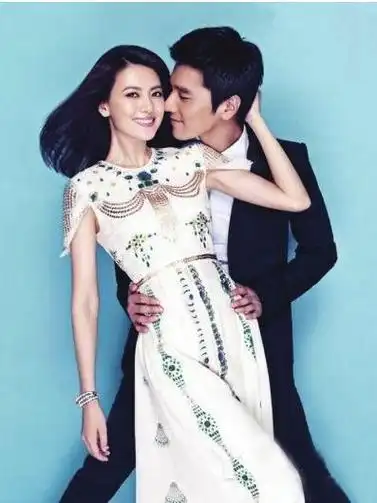 赵又廷手挽高圆圆接孩子,4岁女儿女神范初显,更粘爸爸父女情深