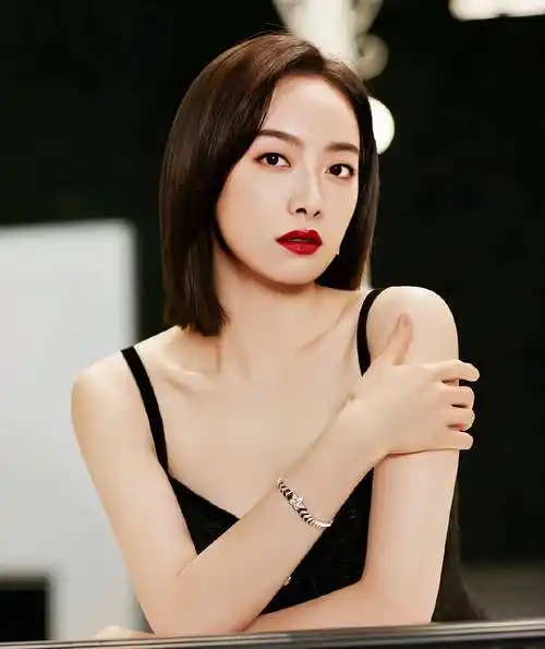 宋茜黑色吊带裙知性又酷,充满美感和动感!