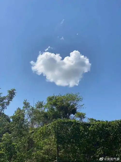 资阳国家气象观测场上空惊现爱心云