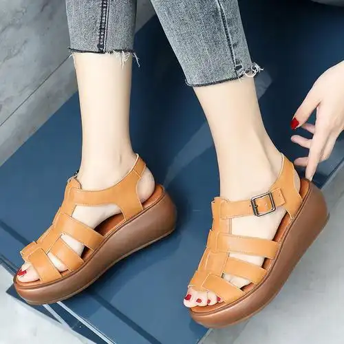 2020厚底鱼嘴坡跟夏季新款大码女凉鞋40一43百搭罗马软皮平底女鞋