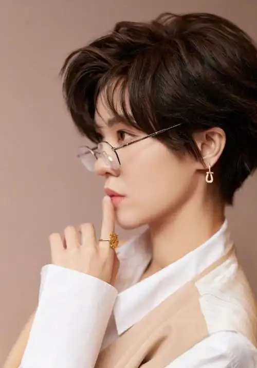 而假小子的标志性特征之一就是那一头利落的短发,这种发型不仅展现出