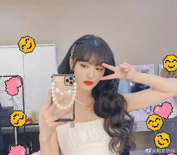 孔雪儿丝巾抹胸