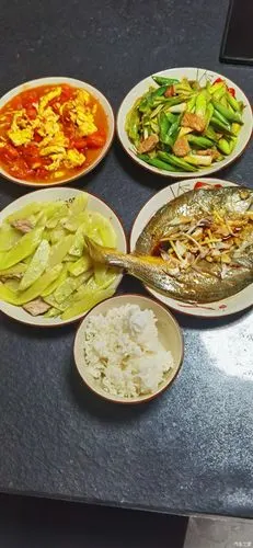 四菜一汤,加上一碗米饭,一家人开开心心吃顿晚饭.
