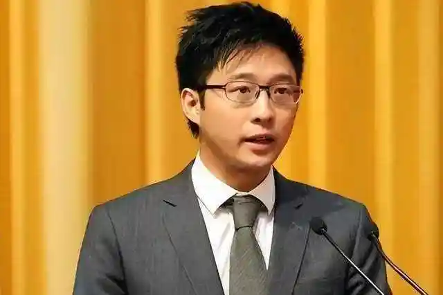 霍启山39周岁仍单身,入股赌王家族产业,直言大嫂郭晶晶是理想型