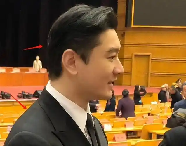 细看黄晓明发际线处头发有些稀疏,从侧面看,他后脑勺处的头发有明显