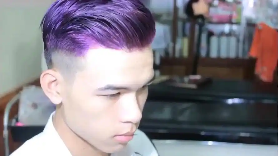 两边剃掉的背头发型可以凸显你更加精致的五官  02:45  来源:好看视频