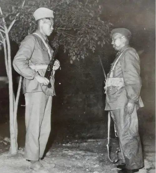 2月,昆明军区第十三师的政委何云峰大校和副师长张化民去到连队当战士