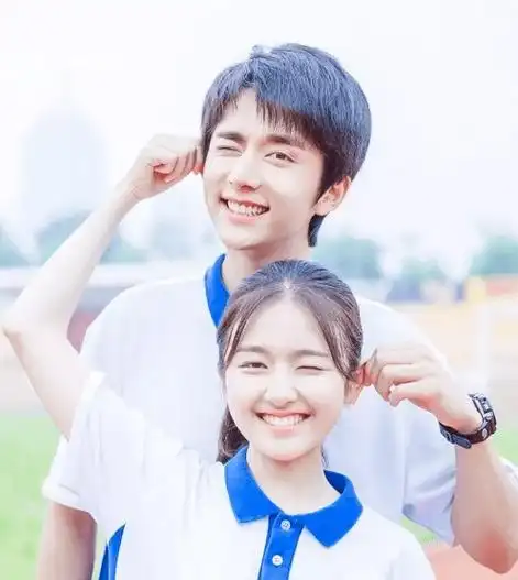 张新成李兰迪两人的恋情很早就被2018年被爆出来过,当年李兰迪才19岁