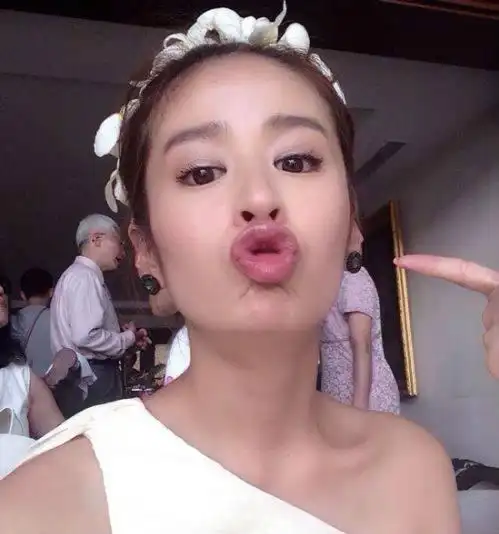 女星嘟嘴卖萌神表情高圆圆搞怪baby少女却都被热巴秒杀了