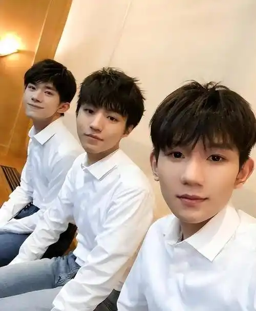 看到王俊凯和易烊千玺"新身份"才懂,内娱留给王源的时间不多了