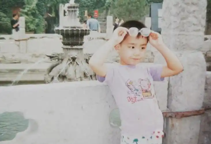 而对比之前胡一天在微博分享出的童年时期的照片会发现,小小年纪的