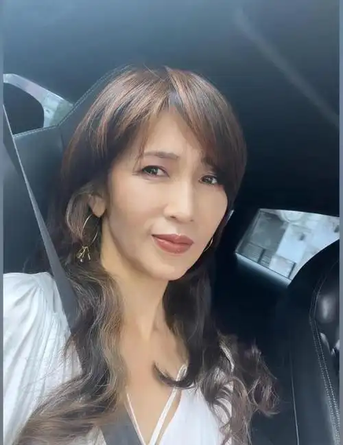 52岁工藤静香秀豆芽腿,真实镜头下皮肤松弛眼皮耷拉,纹身遭吐槽