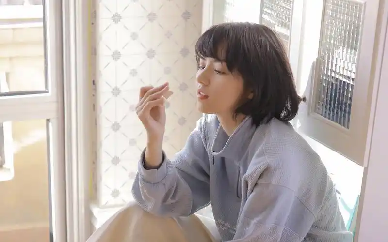 养眼居家少女写真图片桌面壁纸