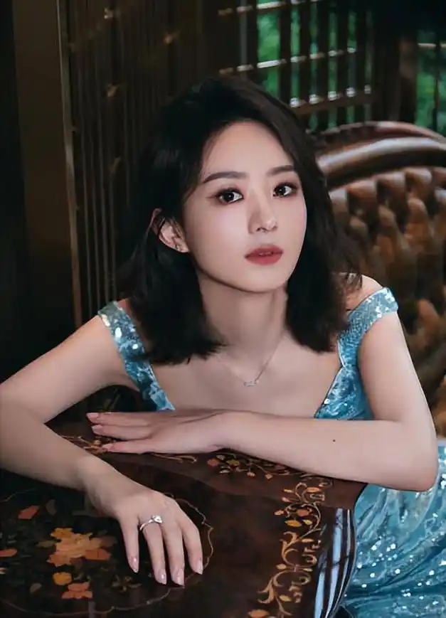 赵丽颖离婚后首亮相,一袭水蓝色亮片礼服,绝美气质令人难以置信|白皙|