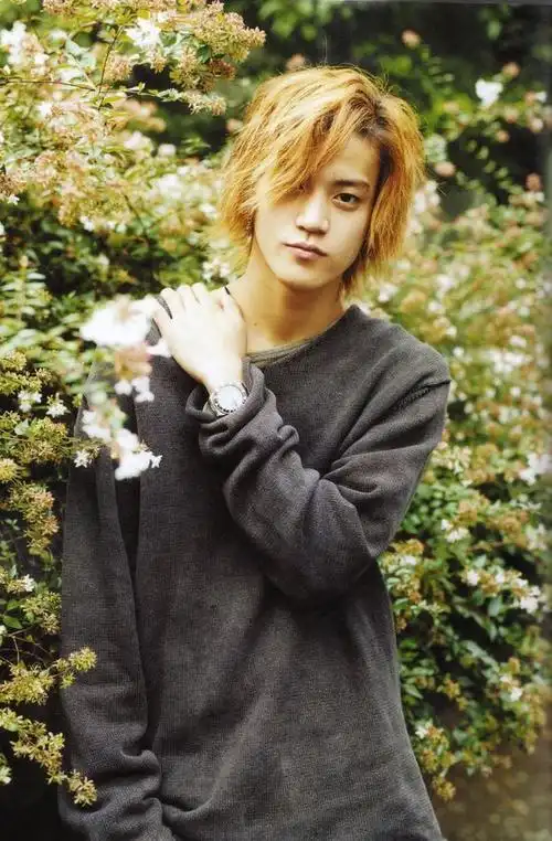 小栗旬,简单一件深灰色上衣t恤,就是花丛中的花美男,漫画里一样的发型