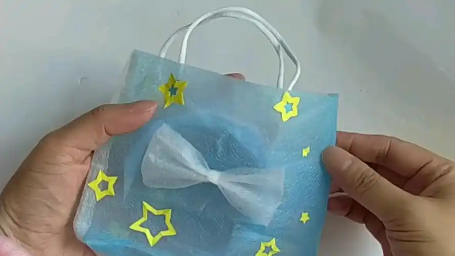 一个口罩做小手袋,装点东西