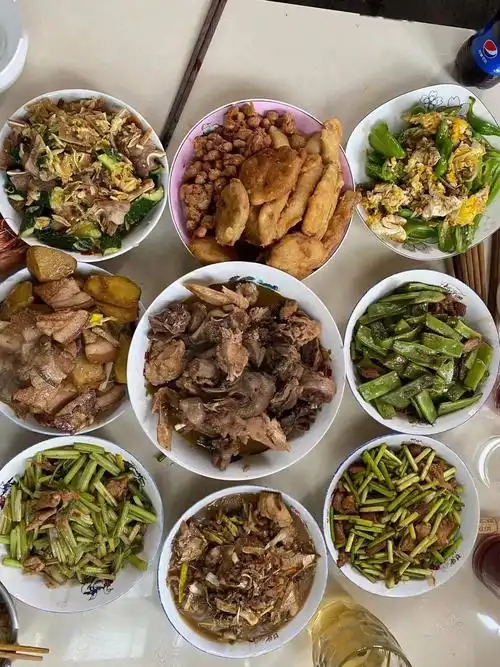 每个家庭的年夜饭虽有不同,但也有相似之处,让我们一起来看看海院学子