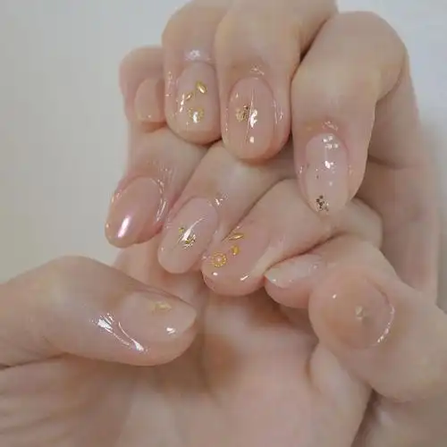 清清爽爽干干净净短指甲软甲妹子一组浅色系偏裸的美甲,可以安排起来!