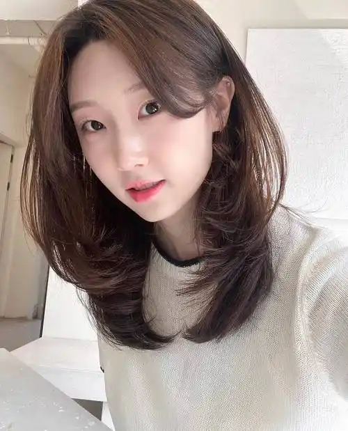 国字脸女士发型别乱整,试试这几种烫发,好看时尚显气质