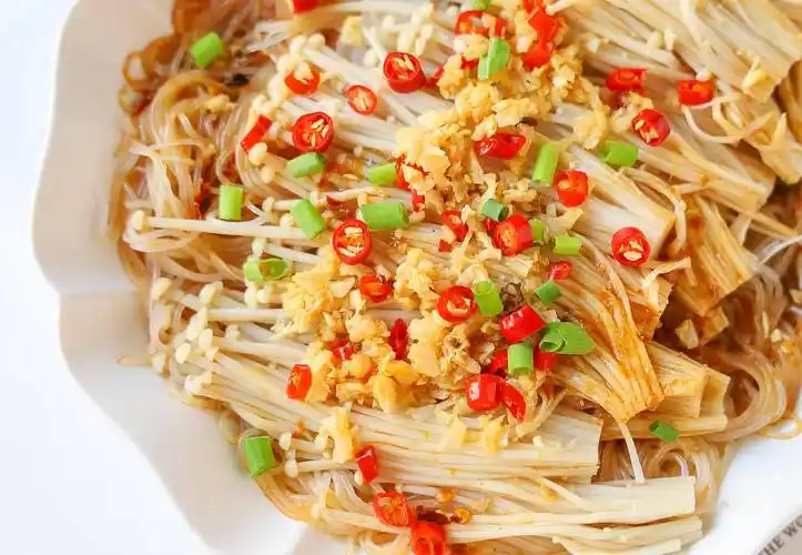 蒜蓉粉丝金针菇这么做,蒜香浓郁鲜辣可口,制作蒜蓉是关键_小姿_做法