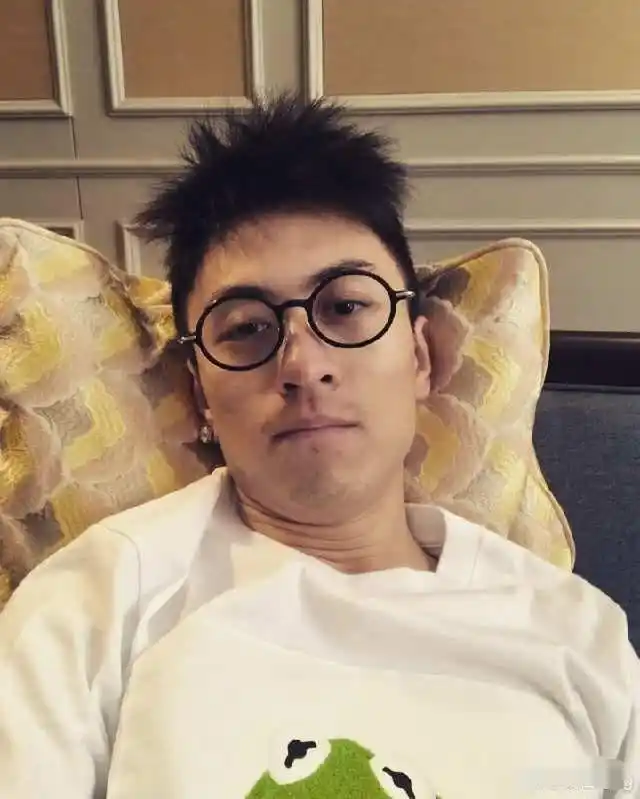 到现在也没有几个人知道他的背景,不过他有"沪上皇"这个称号,想必也不