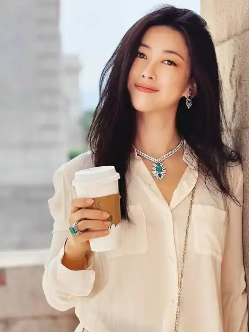 39岁"朱珠"又带火了极简穿搭:白衬衫 半身裙 凉鞋,高级又洋气_造型