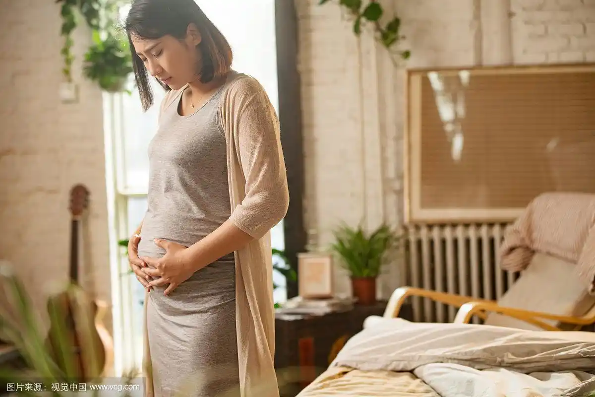 表情痛苦的孕妇