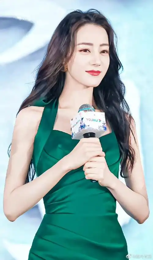 迪丽热巴小红帽三宫格