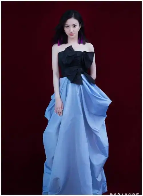 原创景甜身材真丰满一袭金色薄纱连衣裙小秀事业线性感高贵又精致