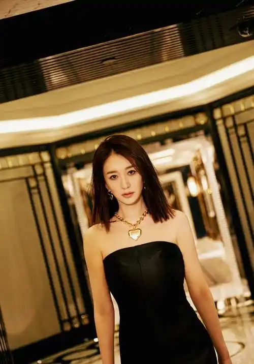 李小冉抹胸黑色连衣裙时尚写真_皮肤_气质_五官