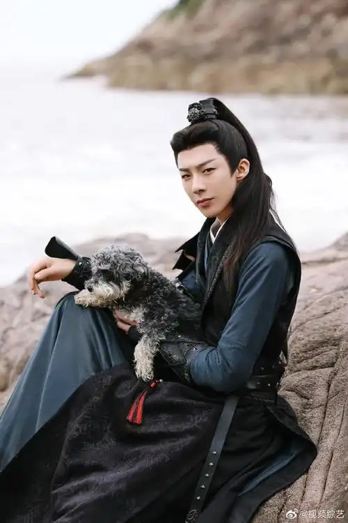 刘宇宁520随拍囿呆米与经纪人刘宇宁海边默契六连拍好可爱啊