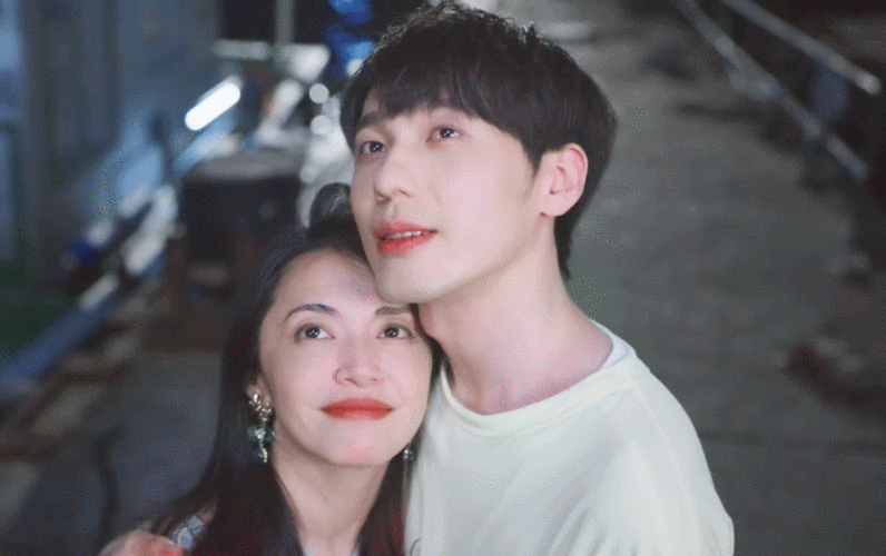 姚晨在三亚海边艳遇小奶狗,体验萧亚轩的快乐!