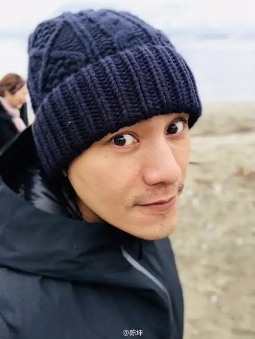 3/ 5陈坤带着厚厚的毛线帽,陪家人4/ 5陈坤自拍,我坤哥你注意点形象啊