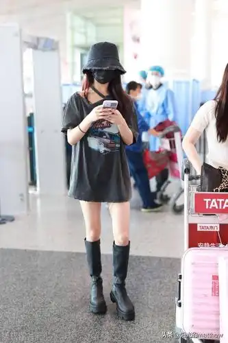 街拍:刘些宁身穿宽松t恤,脚踩高筒靴秀好身材