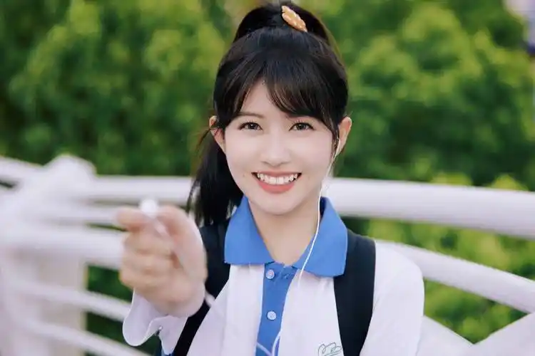 赖美云校服风清新写真释出 高扎马尾露齿粲笑美如初恋_云一_赖美云
